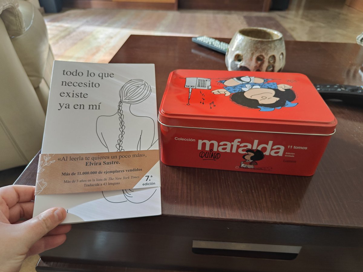 Por aquí mis regalitos de reyes + el móvil desde el que escribo que fue de <a href="/tonycontry_PoGO/">tonycontry PoGo</a> 💙🥰

A ver si cuando vuelva a Madrid han dejado algo más los reyes 🤔