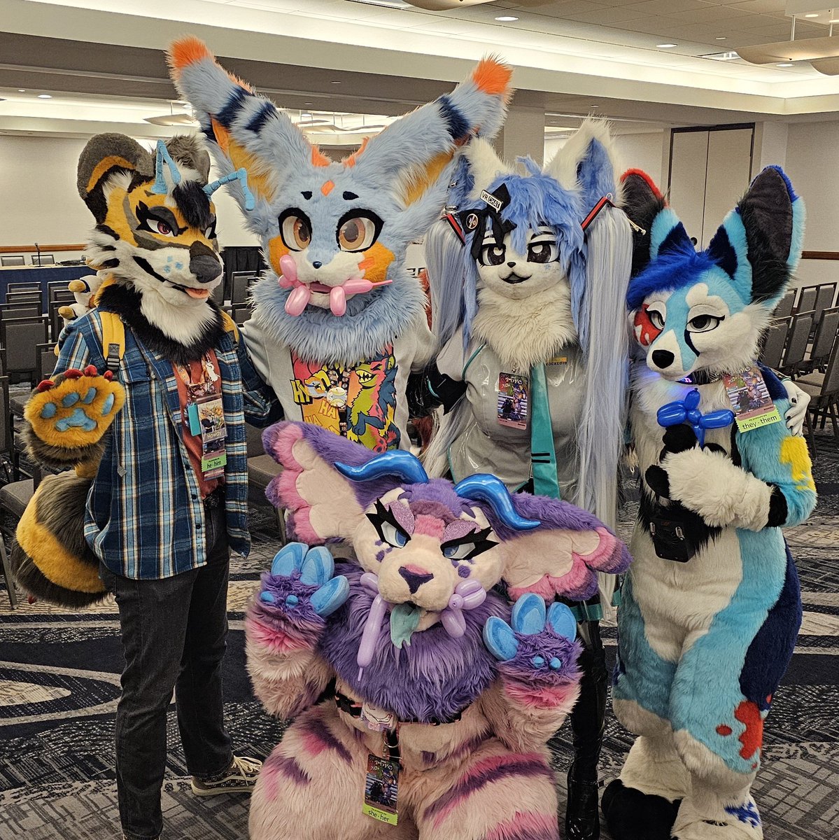 FurryChi's tweet image. Almost forgot to say happy #FursuitFriday !!💜
From #PDFC2023 😍

@GamermacS 💙
