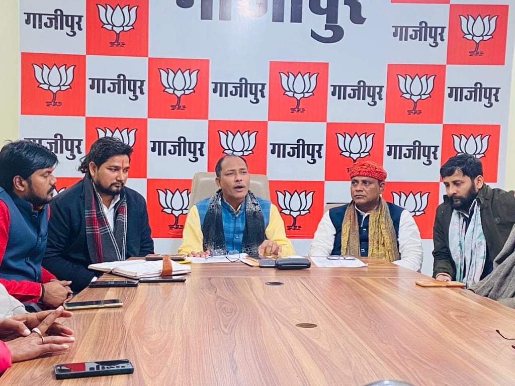 GhazipurBjym's tweet photo. 4 जनवरी भारतीय जनता युवा मोर्चा जिला पदाधिकारियों की बैठक भाजपा जिला कार्यालय पर संपन्न हुई जिसमे संगठन के विभिन्न अभियानों पर चर्चा हुई।जिसमे मुख्य रूप से होने वाले 24 जनवरी को नवमतदाता सम्मेलन को लेकर भी योजना रचना बनाई गई।
@BJYM 
@BJYM4UP 
@BJP4UP https://t.co/XSfaOCu9c7