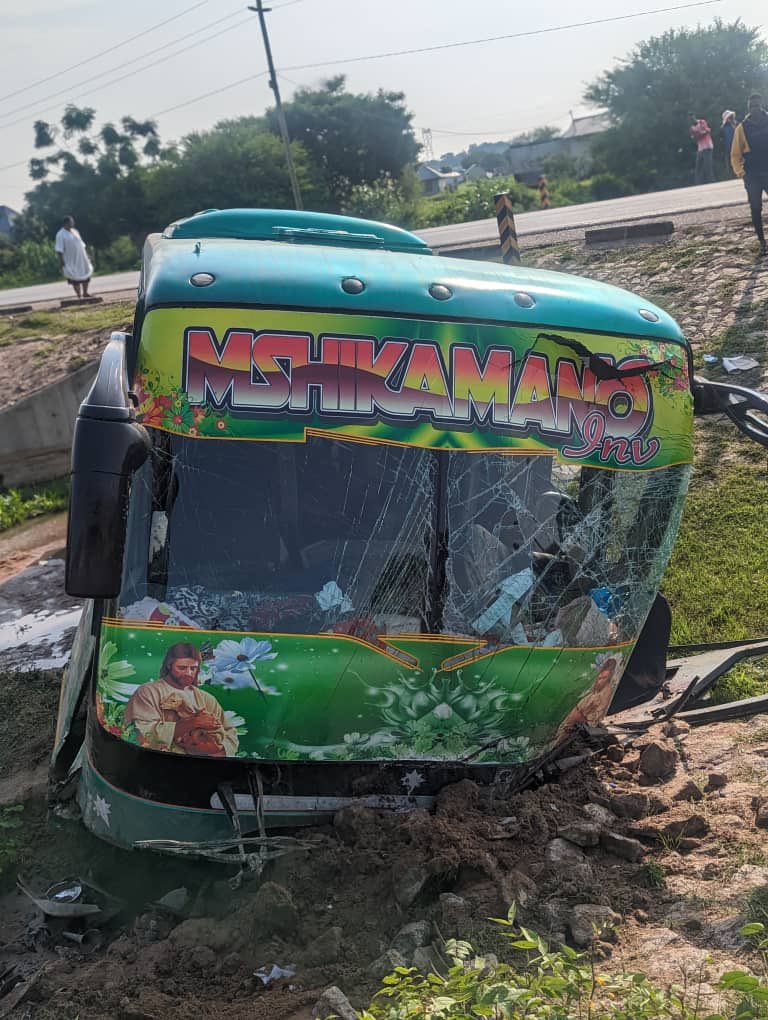 kirigitim's tweet photo. #Ajali
✍️ Basi la kampuni ya #Mshikamano limepata ajali maeneo ya #Tinde. Inaonesha lilishindwa kumaliza kona. @tanroas tunatoa pole kwa wote. Taarifa zaidi zitatolewa na mamlaka husika. https://t.co/h3BLbXCaZ4