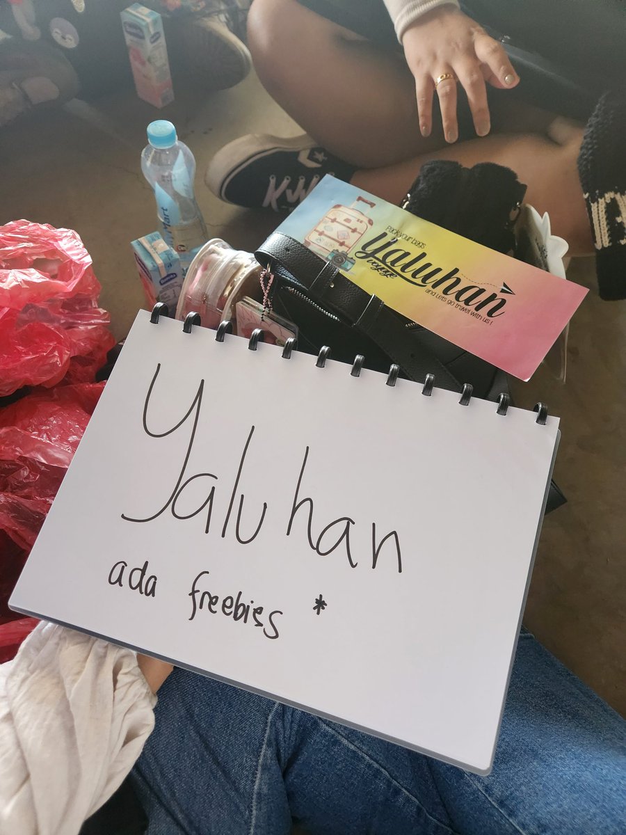 srinderella's tweet photo. Freebies freebies @ GDA 

ada buat Carat, Moa, Engene sama Zerose hehe
Sini - sini ke bawah jembatan
#GoldenDiscAwards2024 https://t.co/RNLdDVHffm