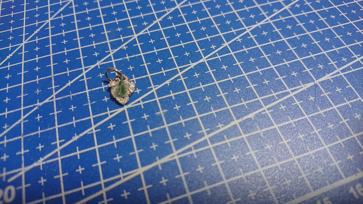 kalanchoenoha's tweet photo. 銀細工難しいなぁ
だからやりがいはあるけどしょっちゅう作れないし練習なんて出来ない😅

年末割れちゃったお守りに入ってた石を埋め込んでみた🔮 https://t.co/l1KYCGzmap