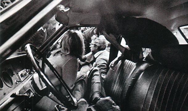 6 gennaio 1980
Sergio Mattarella tira fuori dalla macchina il corpo esangue del fratello Piersanti, appena ucciso dalla mafia.

Foto di Letizia Battaglia 

Mi ricordo, sì, io mi ricordo. Andavo in 3 media, al Santa Lucia, una classe avanti a noi due Mattarella. Terribile