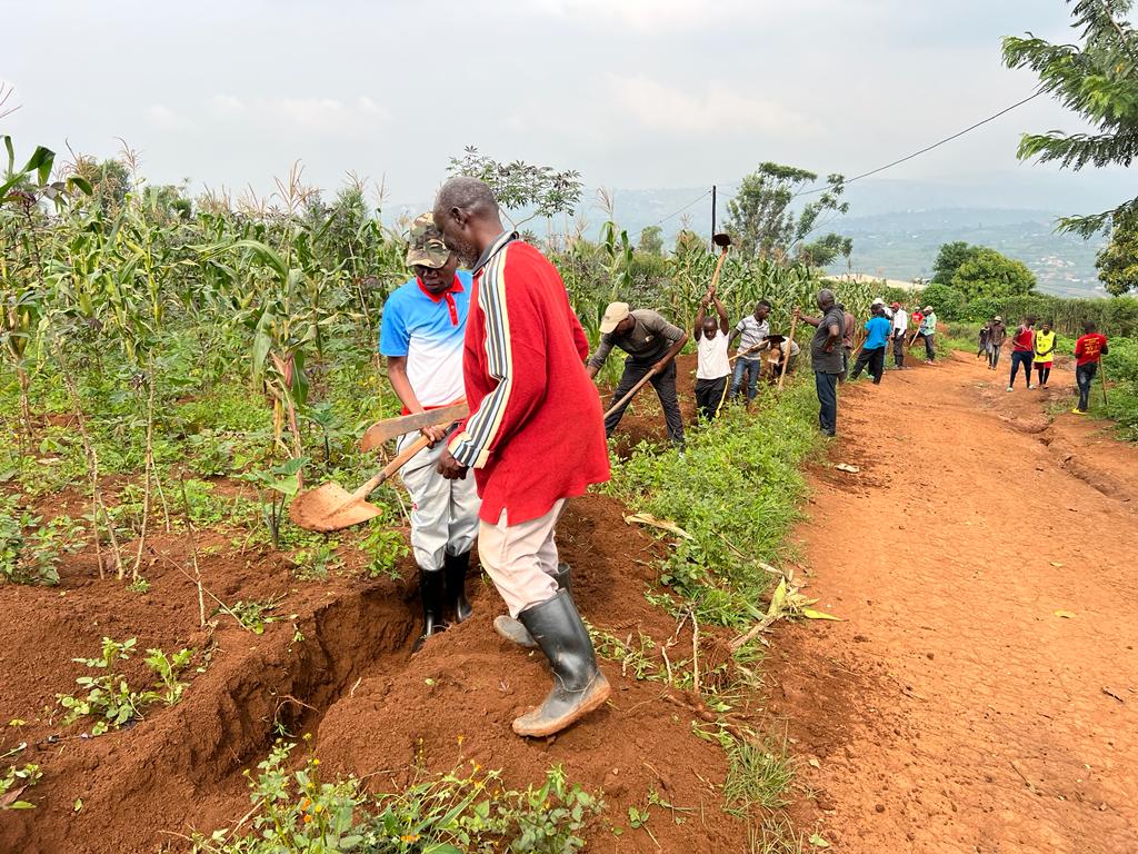 flashfmrw's tweet photo. Abaturage mu midugudu ya #Gisura na #Gatare mu kagari ka #Cyaruzinge muri #Ndera @Gasabo_District ,baramukiye mu muganda udasanzwe wo gucukura imiyoboro y'amazi. Aba baturage nibo bishyize hamwe bateranya amafranga azakoreshwa iki gikorwa #RwOT @CityofKigali @wasac_rwanda https://t.co/wwa1xmp5Mp