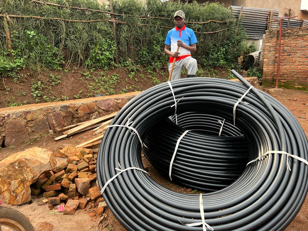 flashfmrw's tweet photo. Abaturage mu midugudu ya #Gisura na #Gatare mu kagari ka #Cyaruzinge muri #Ndera @Gasabo_District ,baramukiye mu muganda udasanzwe wo gucukura imiyoboro y'amazi. Aba baturage nibo bishyize hamwe bateranya amafranga azakoreshwa iki gikorwa #RwOT @CityofKigali @wasac_rwanda https://t.co/wwa1xmp5Mp