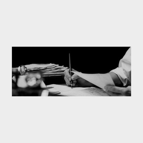 ⠀⠀⠀

          มณฑลกรุงเก่า พุทธศักราช ๒๔๗๔

    มือหนาจรดปากกาประทับนํ้าหมึกขีดเขียนลงบนกระดาษถึง “ใครคนหนึ่ง” ที่พระนคร เสียงดนตรีไทยจากเครื่องเล่นขับบรรเลงเคล้าคลอยิ่งทำให้คุณหลวงคะนึงหาวันวานเมื่อคราอยู่พระนคร

       #สมาคมดุจไมตรี 

⠀⠀⠀