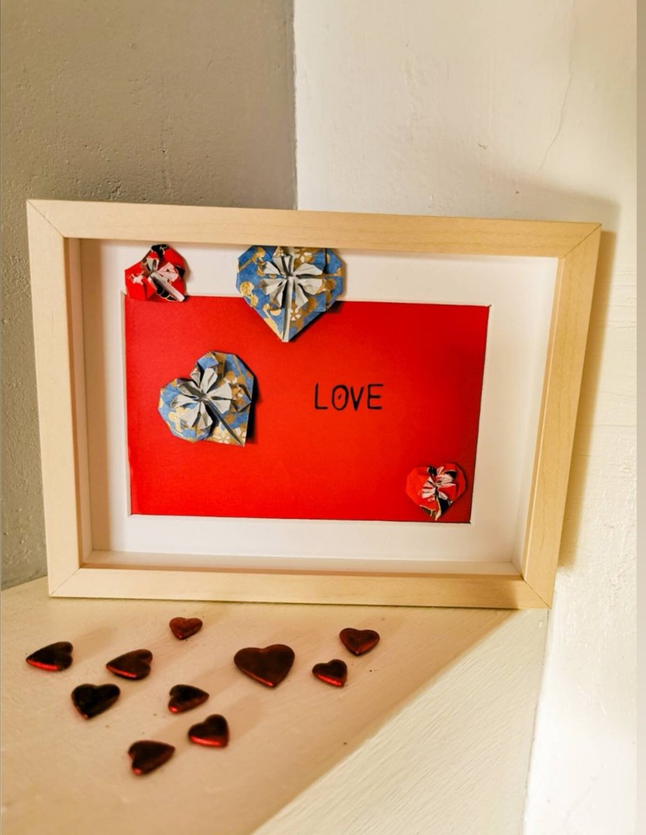 𝕁𝕦𝕤𝕥𝕖 𝕦𝕟 𝕞𝕠𝕥.. 
1ere publi de l'année ❤️𝕃𝕠𝕧𝕖 ' + cœurs en origami
Viens t'abonner et suis moi dans mon univers fleuri et poétique 
#coeur #coeurorigami #love #creationunique
#decorationmaison #cadredeco #amour #origami #decorationinterieur #casarellaorigami