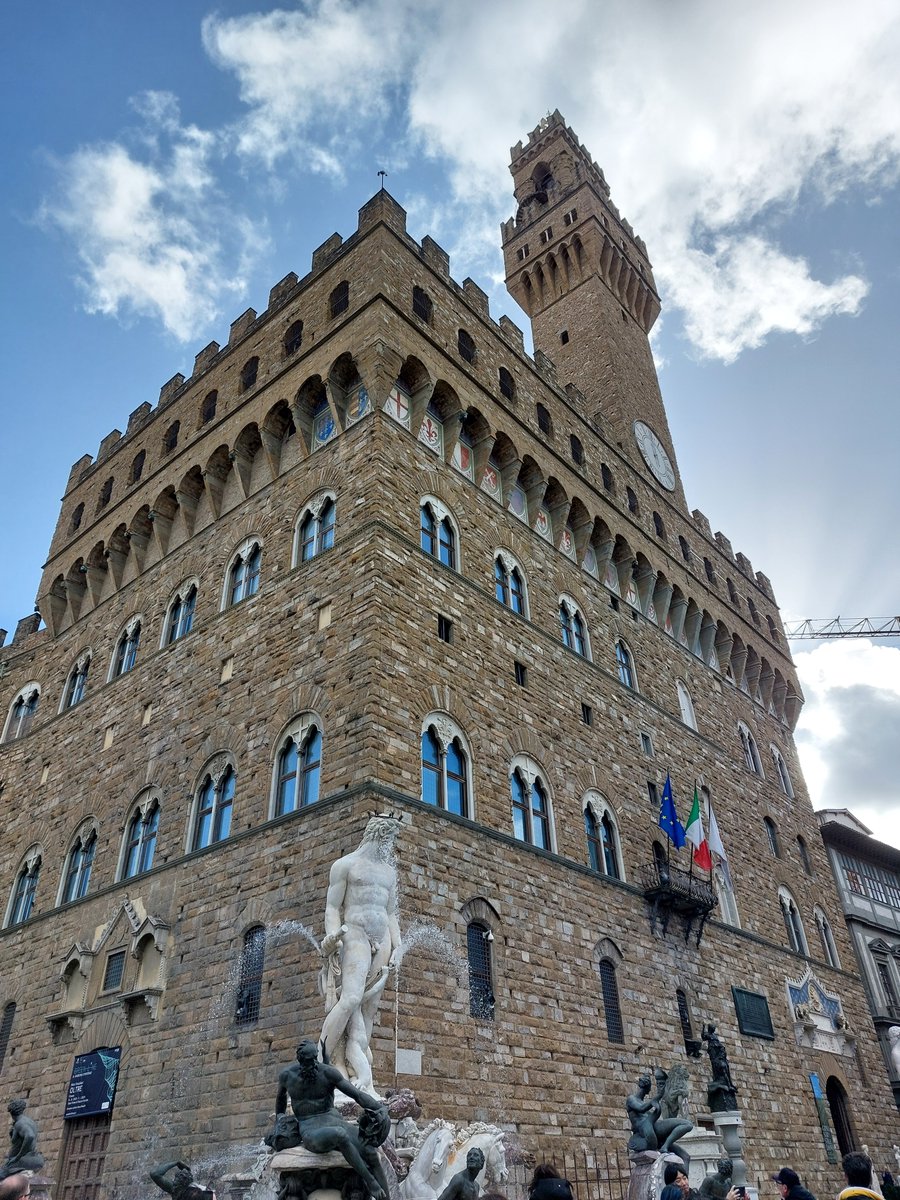 Feliz día de Reyes desde... ¡#Florencia! 👑👑👑

El sol ha salido y nos ha permitido hasta tomar un helado estos días 🥳

Seguro que a nuestra vuelta los Reyes Magos nos han dejado algún regalo... 🧳🎁 ¿A vosotros qué os han traído?