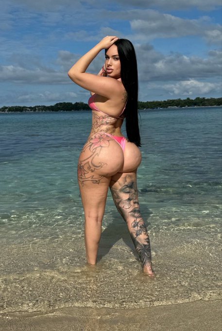 Me or the car of your dreams 👀 https://t.co/yY5HN63a5c