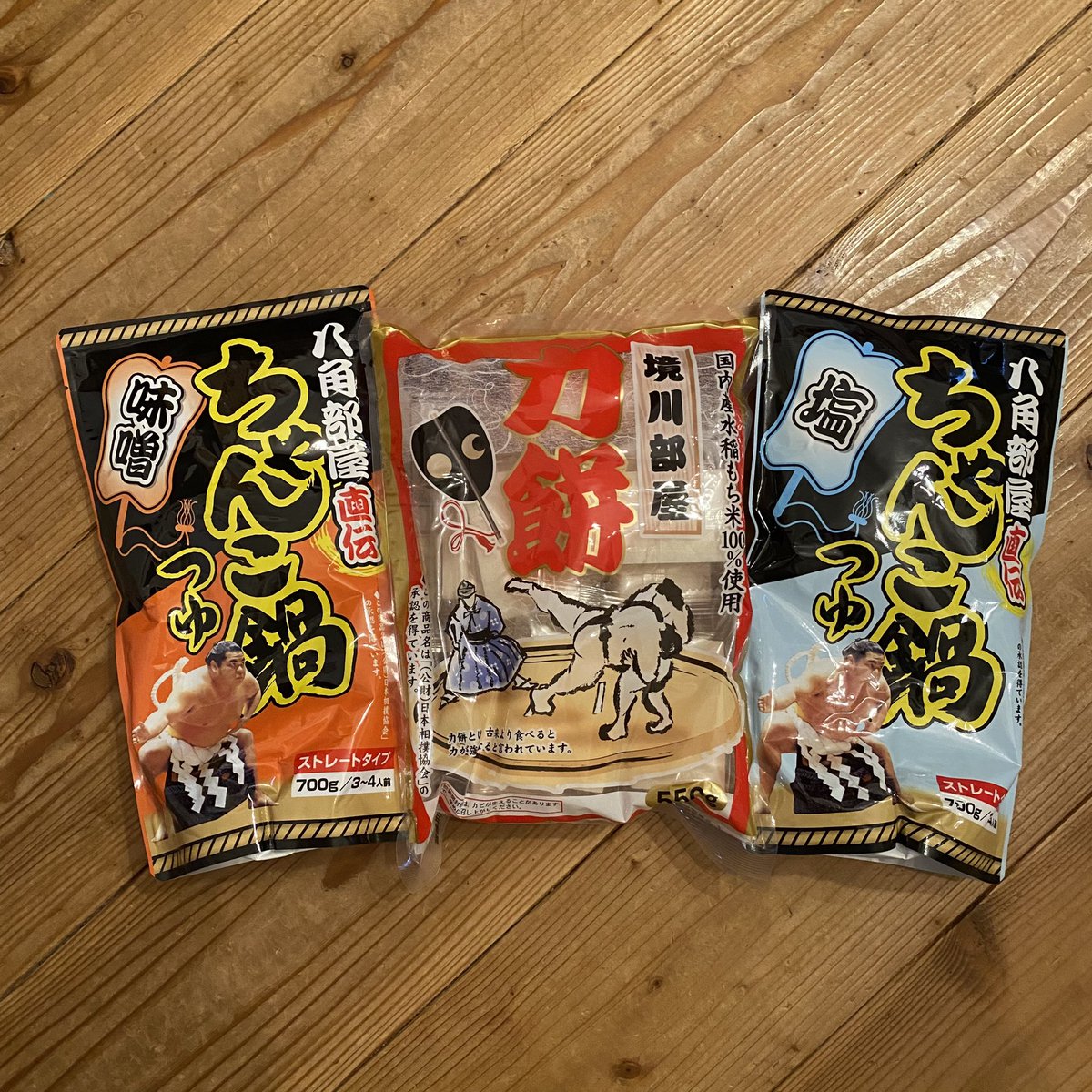 mky_mina's tweet image. 3日から旦那実家へ。
山深い場所なので田舎のスーパーに力士パンはないかとお店を覗いたらパンよりびっくりなモノあった😆
#八角部屋 #塩ちゃんこ #味噌ちゃんこ #境川部屋 #力餅 #パンのセレクト #スイーツ親方 #白鵬 のみ #写真撮る前に食べちゃった #sumo