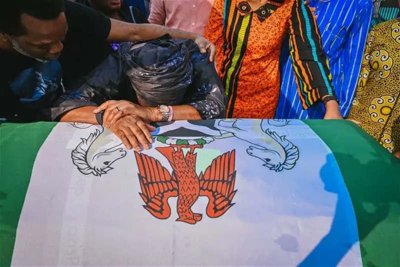ShemariahMedia's tweet photo. PHOTOS: The remains of the late former governor of Ondo State, Rotimi Akeredolu have arrived in Nigeria. #ShemariahUpdates #shemariahmedia #ShemariahNews https://t.co/HUjMH3792B