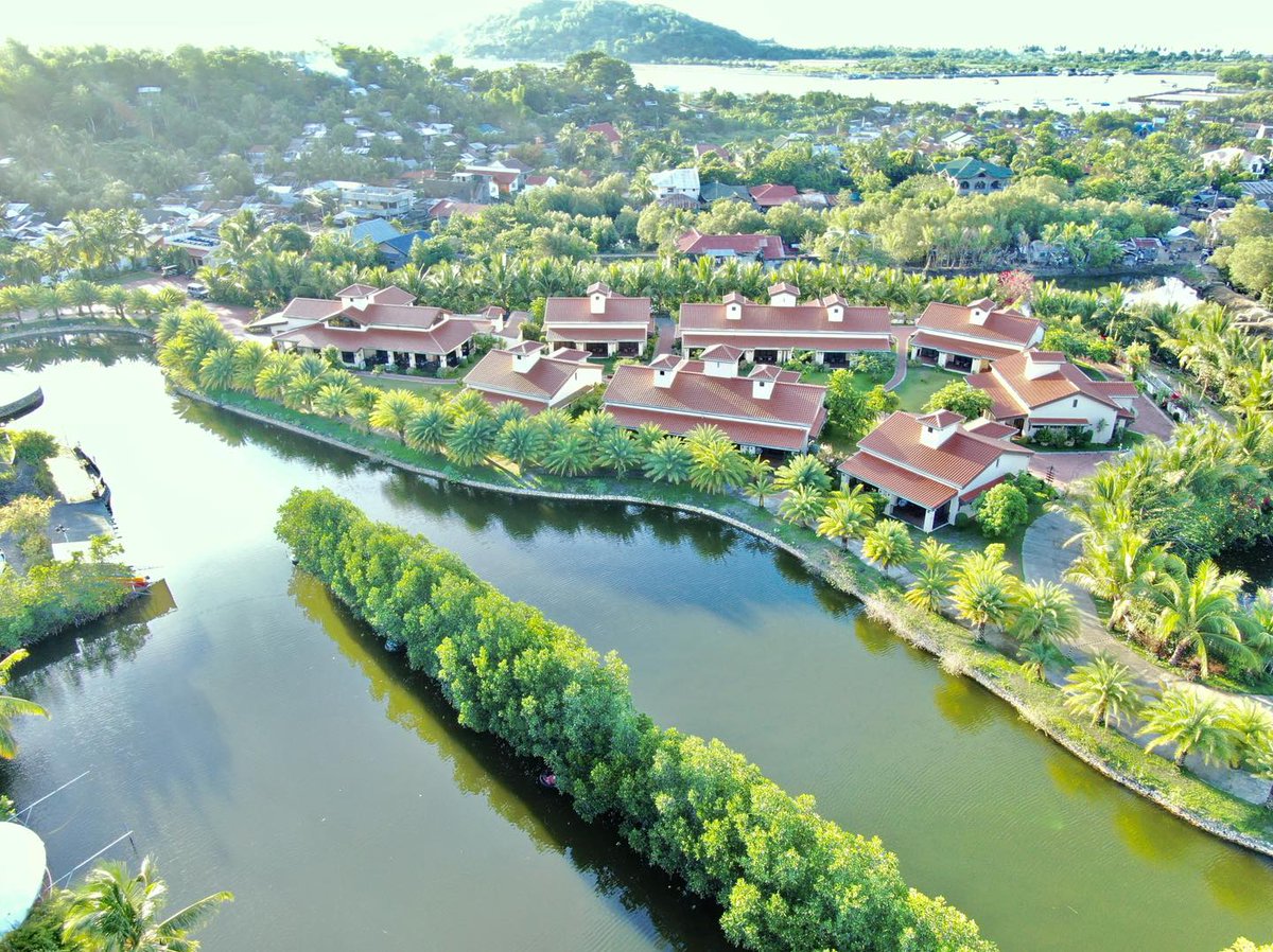espacioverdeph's tweet photo. Paradise found!  Escape to lush gardens, sparkling pools, and verdant surroundings at Espacio Verde Resort. Your tropical dream awaits. #EspacioVerdeResort #travel #resortlife #hotel #resort #travelphilippines https://t.co/ClzGTE2XSv