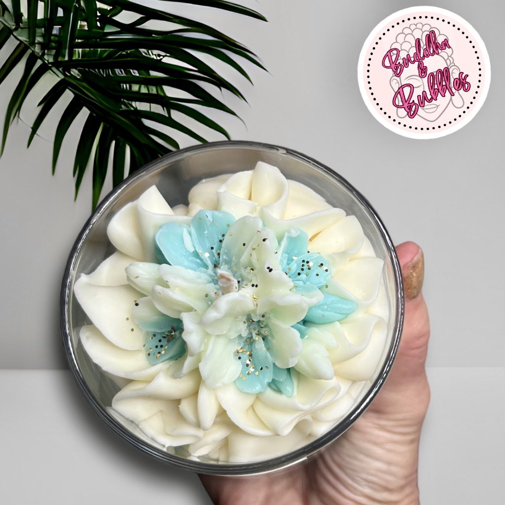 BBubblesSoap's tweet photo. If you love a clean Landry fragrance, you will love our Frosted eucalyptus whipped wax candle made from plant wax. A luxury vegan plant wax offering an excellent scent throw and a good clean burn. In stock and Available to ship in now #whippedwax #luxurycandles #homefragrance https://t.co/sp71Tcd7OA