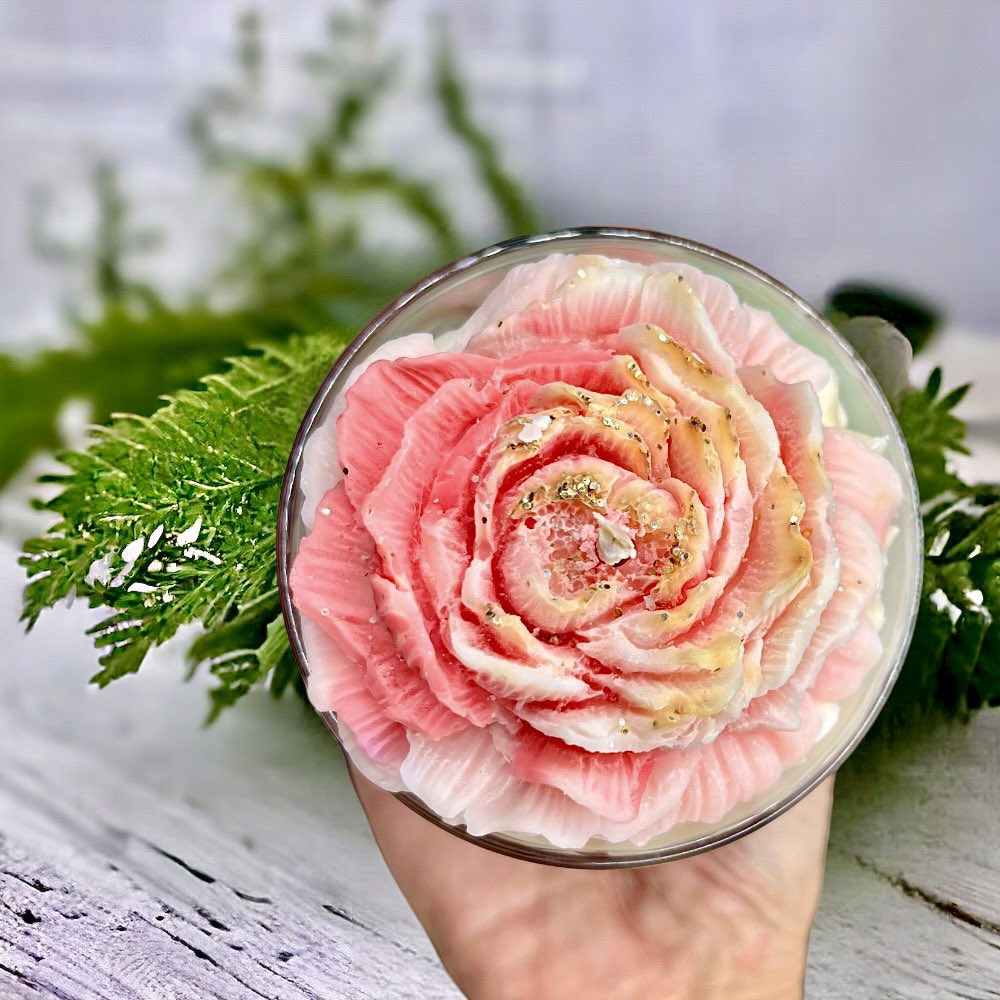 BBubblesSoap's tweet photo. If you love a clean Landry fragrance, you will love our Frosted eucalyptus whipped wax candle made from plant wax. A luxury vegan plant wax offering an excellent scent throw and a good clean burn. In stock and Available to ship in now #whippedwax #luxurycandles #homefragrance https://t.co/sp71Tcd7OA