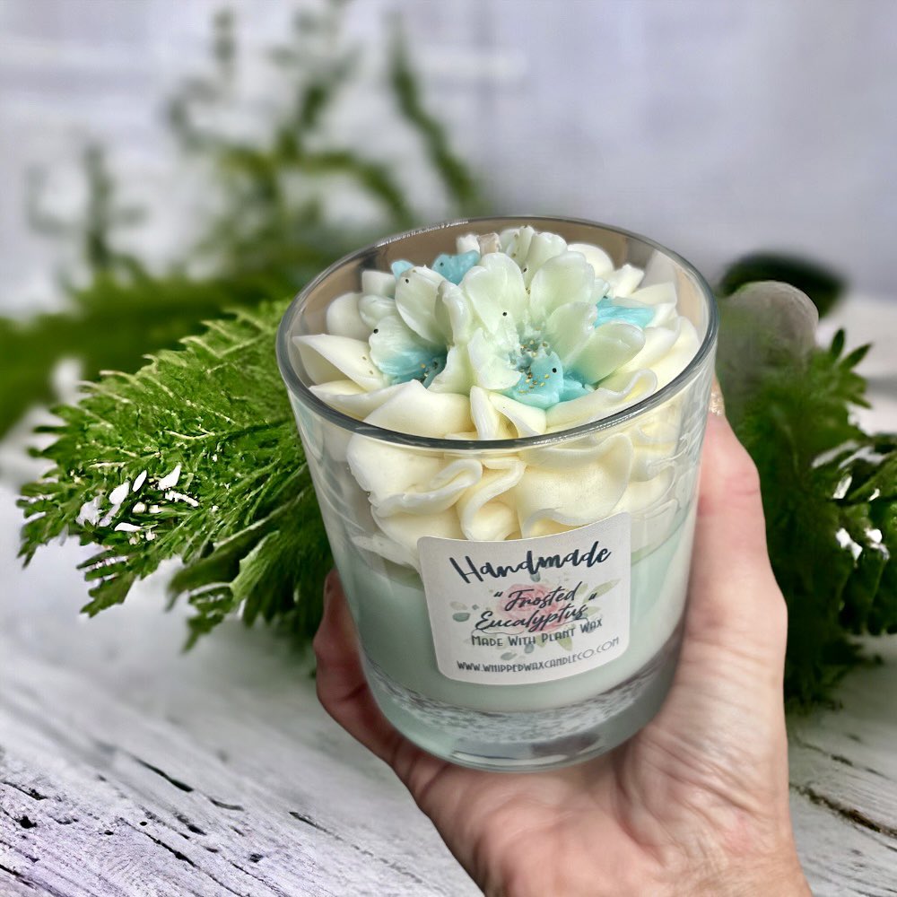 BBubblesSoap's tweet photo. If you love a clean Landry fragrance, you will love our Frosted eucalyptus whipped wax candle made from plant wax. A luxury vegan plant wax offering an excellent scent throw and a good clean burn. In stock and Available to ship in now #whippedwax #luxurycandles #homefragrance https://t.co/sp71Tcd7OA