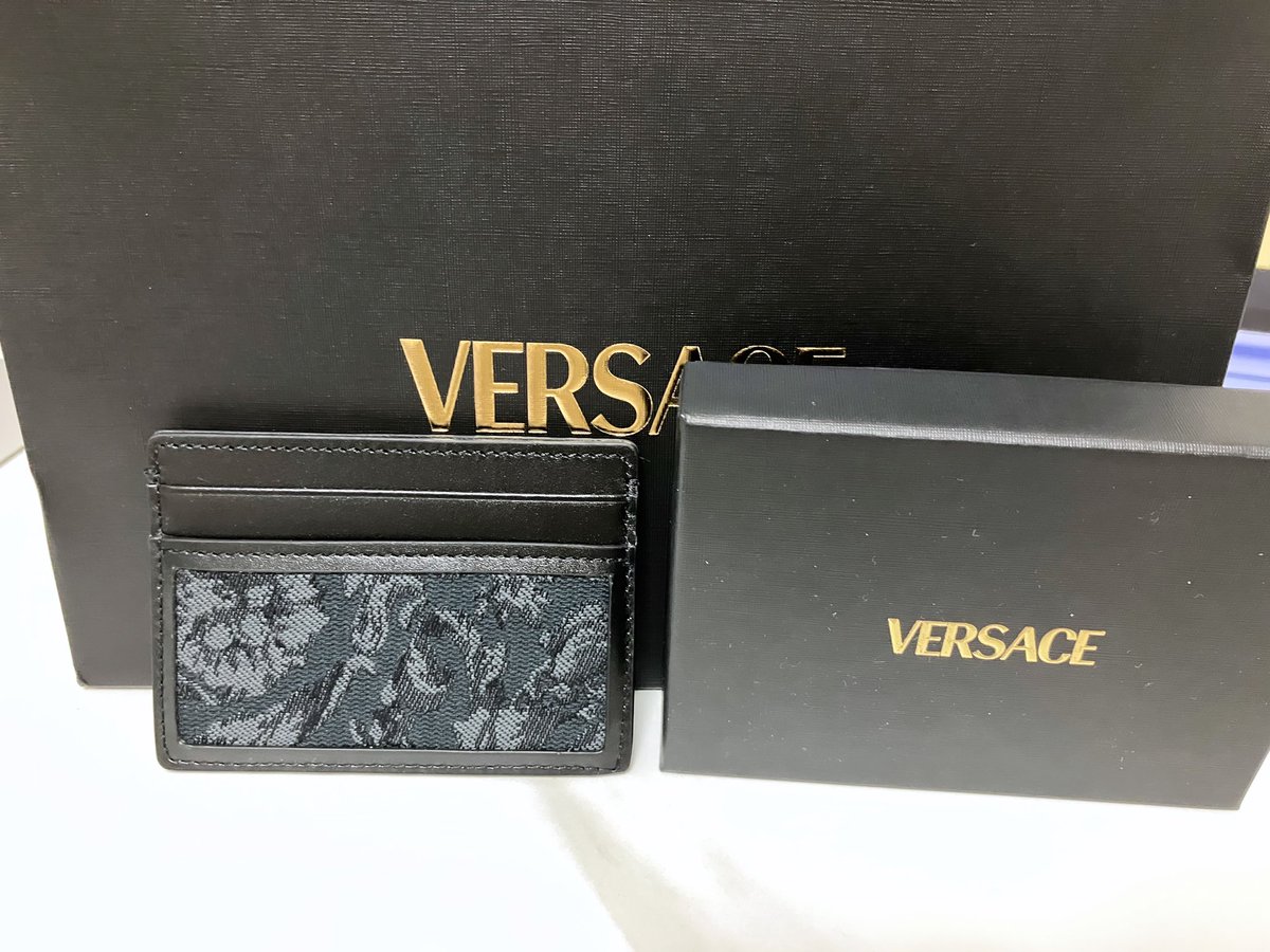 night251m's tweet photo. 今年最初のお買い物
銀座のversaceにいくと毎回ヒョンジンペンがいて、これ買いに行った時も大号泣してる方がいて、好きな物、人があるって幸せな事だなぁ推し活最高!!!って思いました笑
担当さんにヒョンジンコーナーをいつものようにみせてもらい、新年の挨拶もできて満足
#versarce
#ヒョンジン https://t.co/dcPq4WPdt5