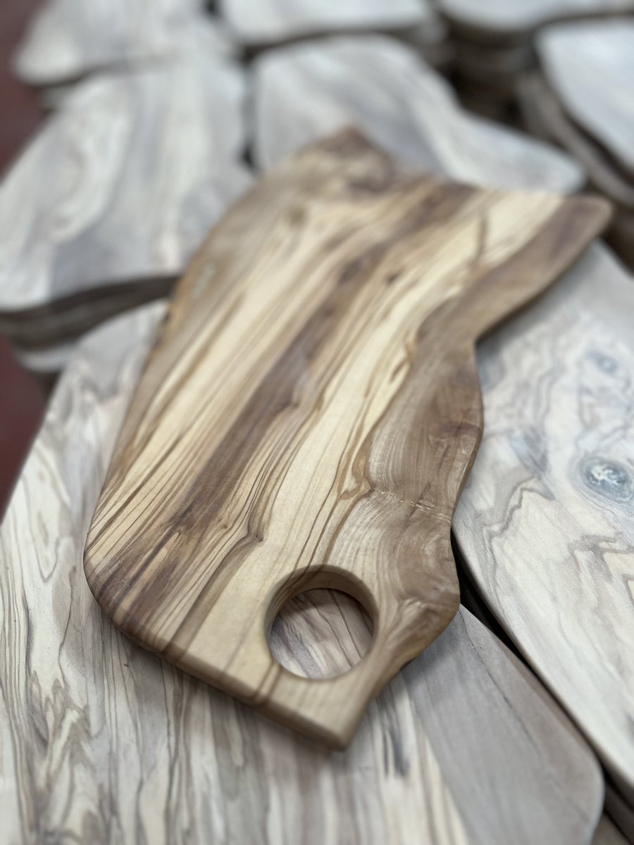 gidadedektifiTR's tweet image. Zeytin ağaçlarından kesme tahtası yaparak ABD&apos;ye ihraç ettiğiyle övünen bir şahıs, zeytin ağaçlarının kesilmesiyle ilgili sorulara ise dalga geçerek cevap veriyor.
Ağaçları izinsiz kesmediğini iddia eden ve kesme tahtasına dönüştüren şahıs ve firma denetlenmelidir.
@TCTarim