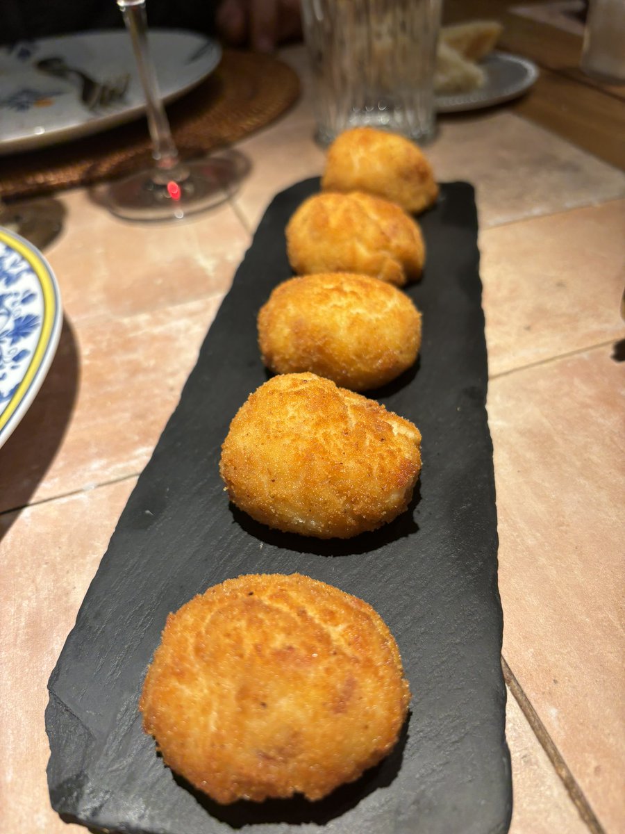 Además, como eran los Reyes, hubo algún detalle de regalo excepcional, como tener tu propio cuchillo para cada vez que los visites, o llevarte 3.724 garbanzos, número exacto determinado por Alquímedes para la preparación de un cocido
La tortilla (dos, claro) cojonuda.
Y croquetas