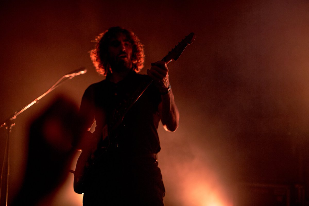 Zergatik kaosetik jalgitzen dira gauzak? Aldatzeko, ikasteko, hobetzeko, konpontzeko, ulertzeko, maitatzeko ala zaintzeko. 

Los putos <a href="/info_willis/">willis drummond</a> ⚡⚡⚡

Merci beti, lagunak. Faltan botako zaituztegu. 🤍

📸 instagram.com/p/C1wHuKzKieN/…

#willisdrummond #photography #rock #gig