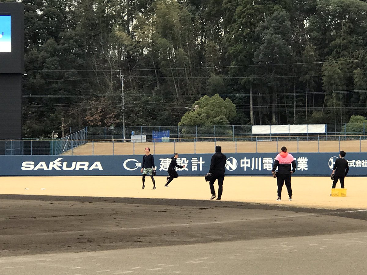 SS_BaseballPark's tweet photo. こんにちは😃😃😃
今日から始まりました✨✨✨
佐伯市での野球⚾️選手の自主トレーニング
が開催されました👏
佐伯市長さんから選手さん達に甘酒が渡されました👏
その後トレーニングが始まりました😃
明日も午前中から始まりますのでよろしくお願いします🙏 https://t.co/QgtIPAh3kX