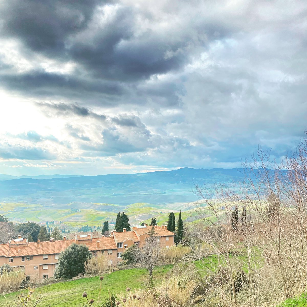 How about a fireplace, glass of wine and background music 🍷

#winter #tuscanylovers #staywarmandcozy #travellingthroughtheworld #italy_vacations #travelmagis #roamingaroundeurope #roamingarounditaly #fantasticmoments