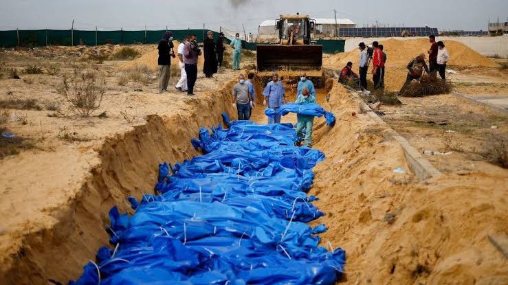 🚨 BREAKING: 1100 GRAVES DESECRATED AND 150 BODIES STOLEN. 

Government Media Office:
—
The "israeli" occupation army desecrated 1,100 graves in Al-Tuffah cemetery, east of Gaza and stole 150 bodies.

The occupation's machinery bulldozed the cemetery, exhumed the bodies of