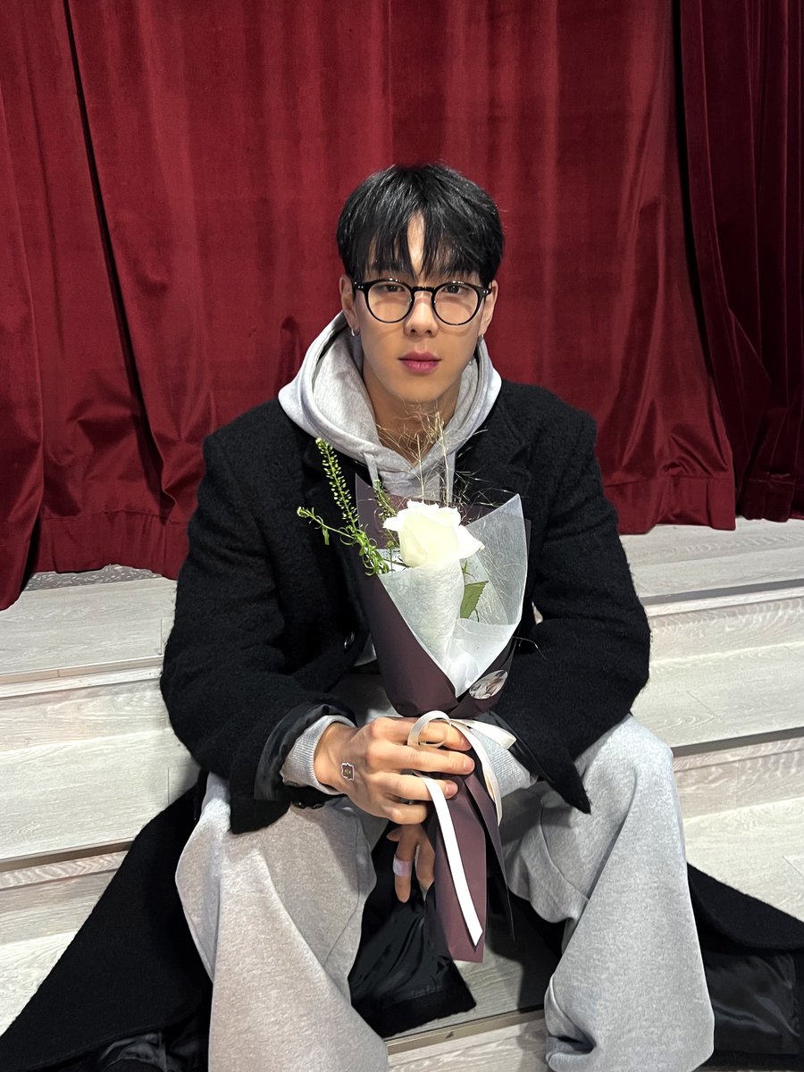 OfficialMONSTAX's tweet photo. 📸
240106 #몬스타엑스 #셔누
I'm from 팬사인회 완료 

몬베베❤와 함께
2024년도 힘차게 시작🐉
건조와 이별한 셔누와💦
촉촉한 시간 보내셨나요?😘

#셔누 #SHOWNU 
#몬스타엑스 #MONSTAX #MONSTA_X
#IMFROM #아임프롬 https://t.co/YOXITP2TDx