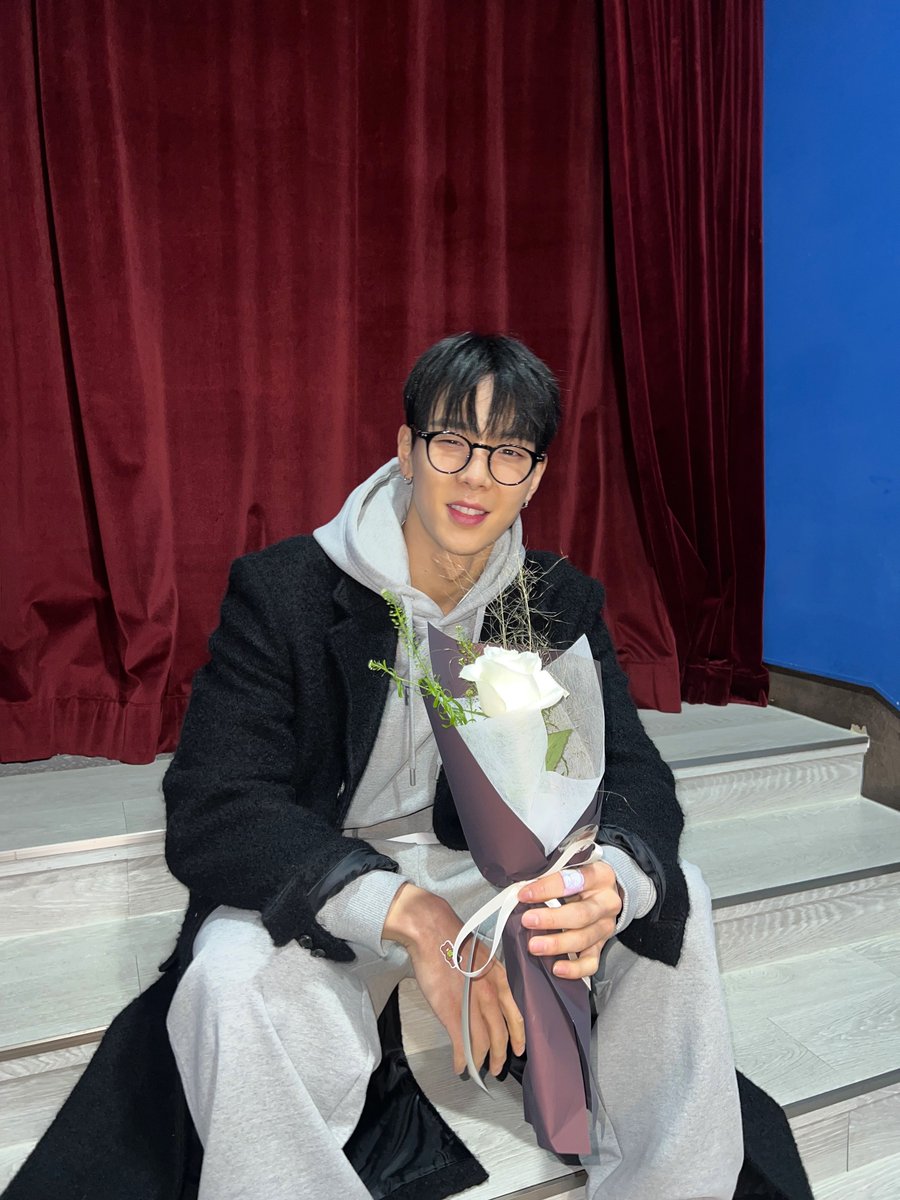 OfficialMONSTAX's tweet photo. 📸
240106 #몬스타엑스 #셔누
I'm from 팬사인회 완료 

몬베베❤와 함께
2024년도 힘차게 시작🐉
건조와 이별한 셔누와💦
촉촉한 시간 보내셨나요?😘

#셔누 #SHOWNU 
#몬스타엑스 #MONSTAX #MONSTA_X
#IMFROM #아임프롬 https://t.co/YOXITP2TDx