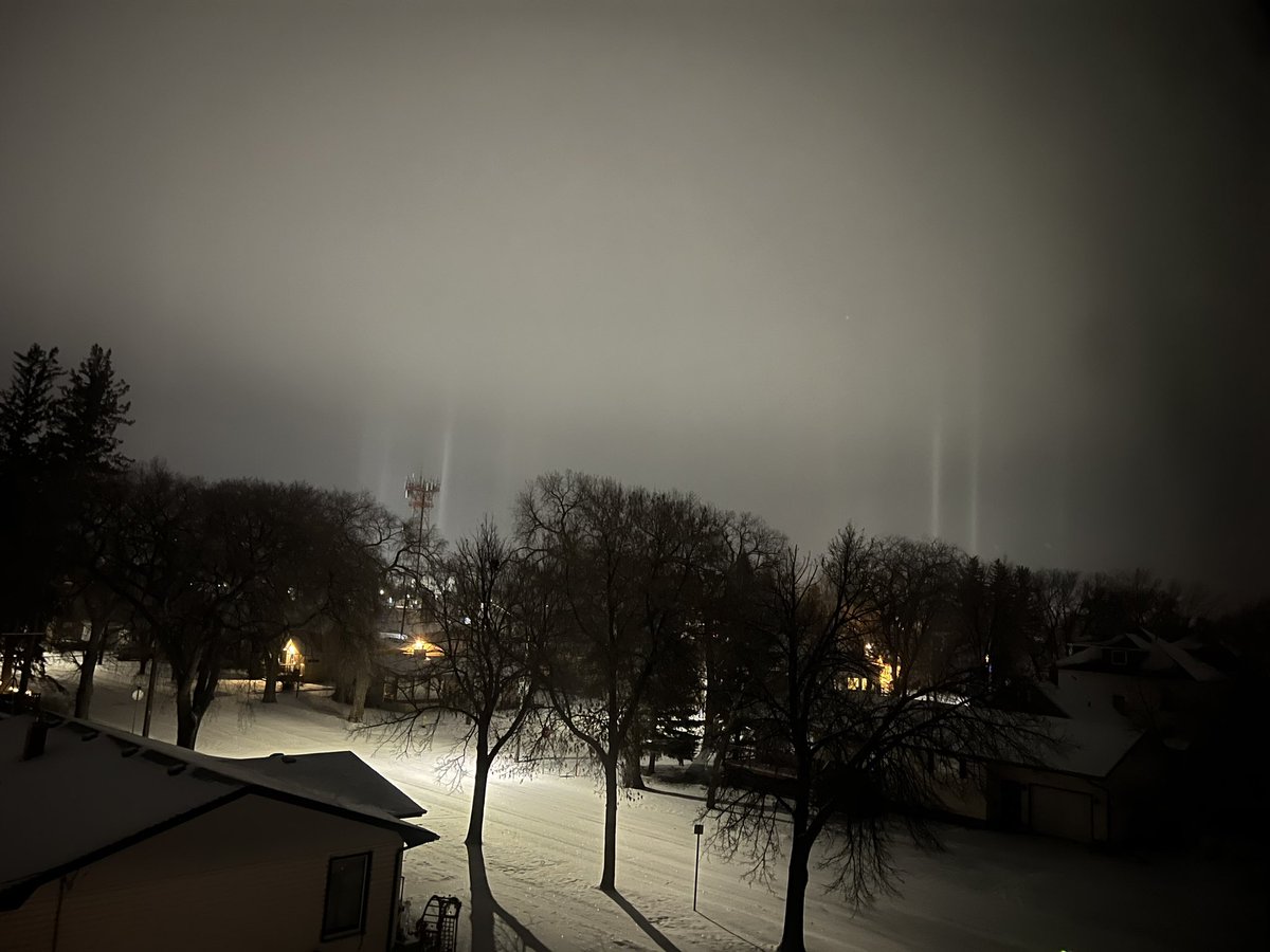 Zeisu17's tweet photo. Some light pillars started to show up in the sky! (Note: it’s 2 AM) these seem to be a rare occurrence  :o https://t.co/j8jc3zLCnQ