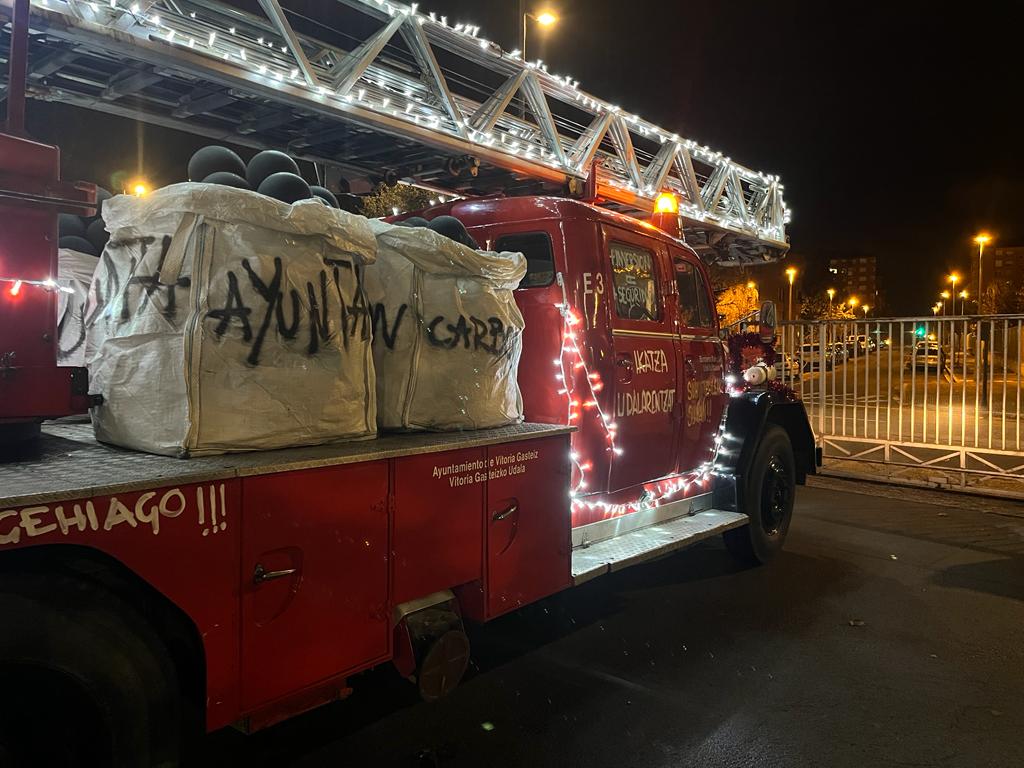 BomberosEuskadi's tweet photo. Una pena que el ayuntamiento no nos haya permitido participar en la Cabalgata de
los Reyes Magos. Aún asi, I@s bomber@ de Vitoria-Gasteiz deseamos que sus
majestades se hayan portado  bien sin dejar carbón 
@Bomberos_VG
@vitoriagasteiz
#IñakiGurtubai
#JonArmentia
@metxebarria_vg https://t.co/au2vM3fgio