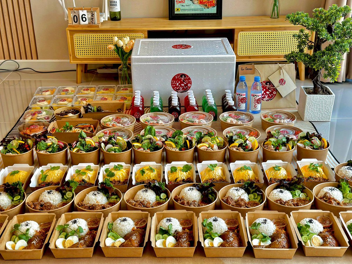 Torfuncatering's tweet image. Thank you lovely  Chinese Fans for ordering food support for N’ Gemini 🥰. Have a nice day &amp;amp; enjoy your meal 💕

#Gemini_NT
#เจมีไนน์
#เปิดกล้องMyLoveMixUpTH

#snackbox #foodsupport #foodsupportศิลปิน 
#TorfunCatering #ทอฝันแคทเทอริ่ง #Premiumfoodsupport #Foodsupportเจ้าดัง