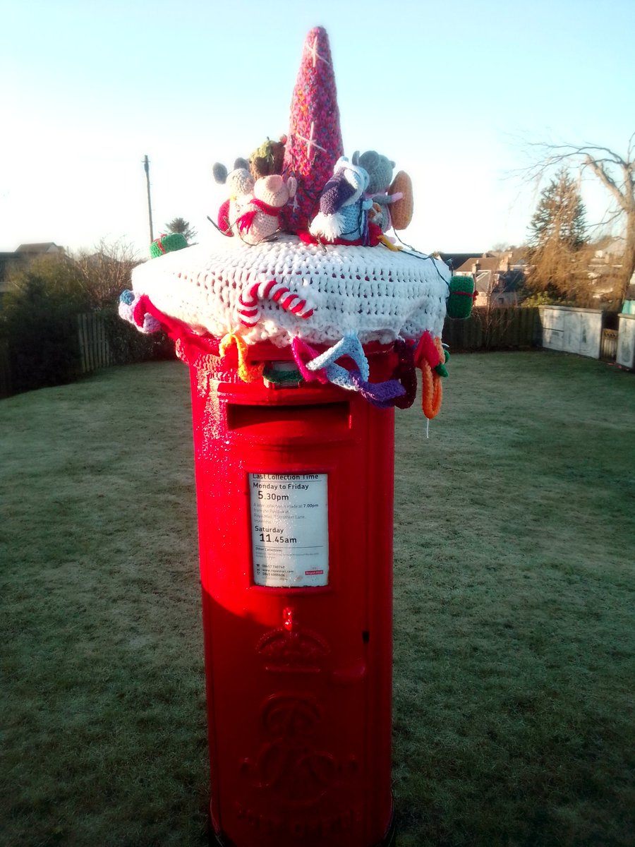 The #Nairn #yarnbombers didn't forget about #Auldearn!
💞 🧶👍👏
#PostboxSaturday 📮