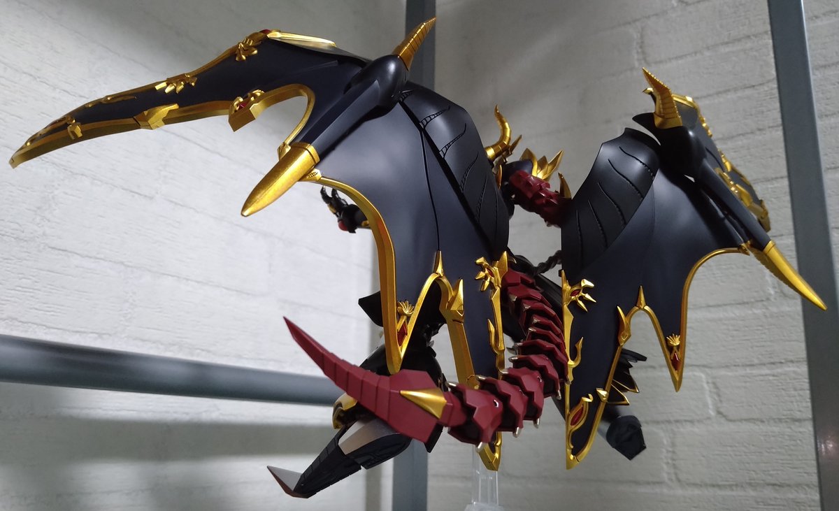 【メタルロボット魂 サタンガンダム】
騎士ガンダムと相対する魔王までリアル頭身化。頭部と尻尾を差し替えマントを展開する事で恐怖の正体「モンスターブラックドラゴン」への変身も勿論可能。更には肩アーマーもブラックドラゴン用に差し替える事で刺刺しさが増したフォルムになる。