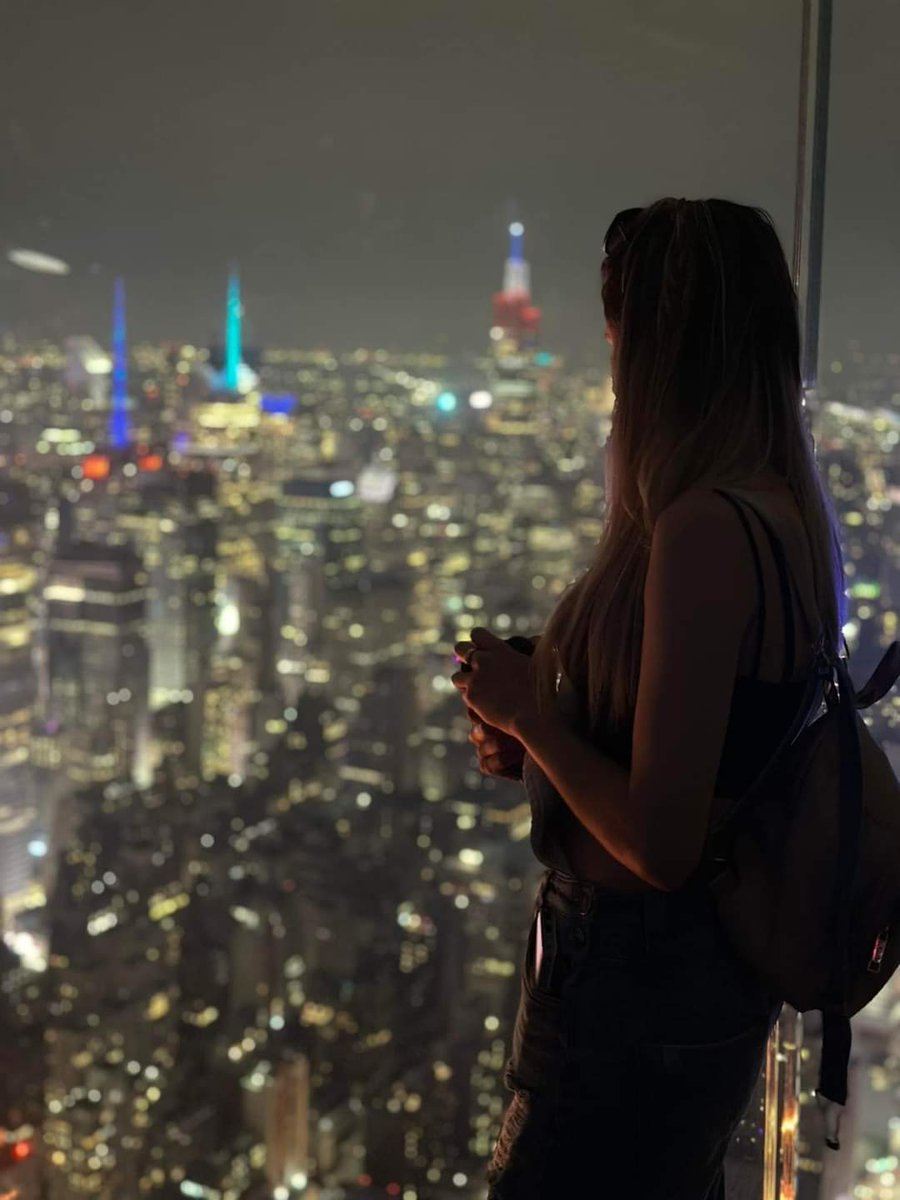 L'Epifania ci insegna che ognuno di noi ha la sua stella speciale nel cielo.
Quella che illumina il nostro cammino,
conosce già il nostro destino.

   ~ Antonio Curnetta 

#ProfumoDiVersi sia una #buonaepifania