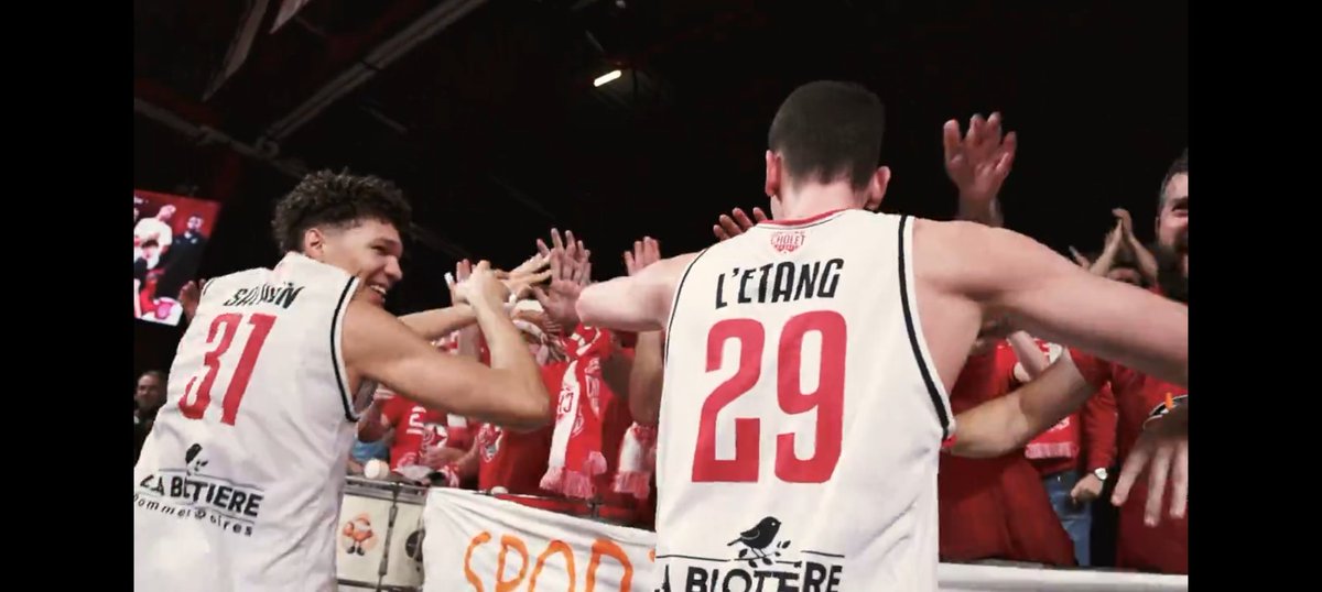 GislierP's tweet photo. @ym2p3 Moment de joie après la victoire dans le derby contre le MSB https://t.co/LNbIiNGliN