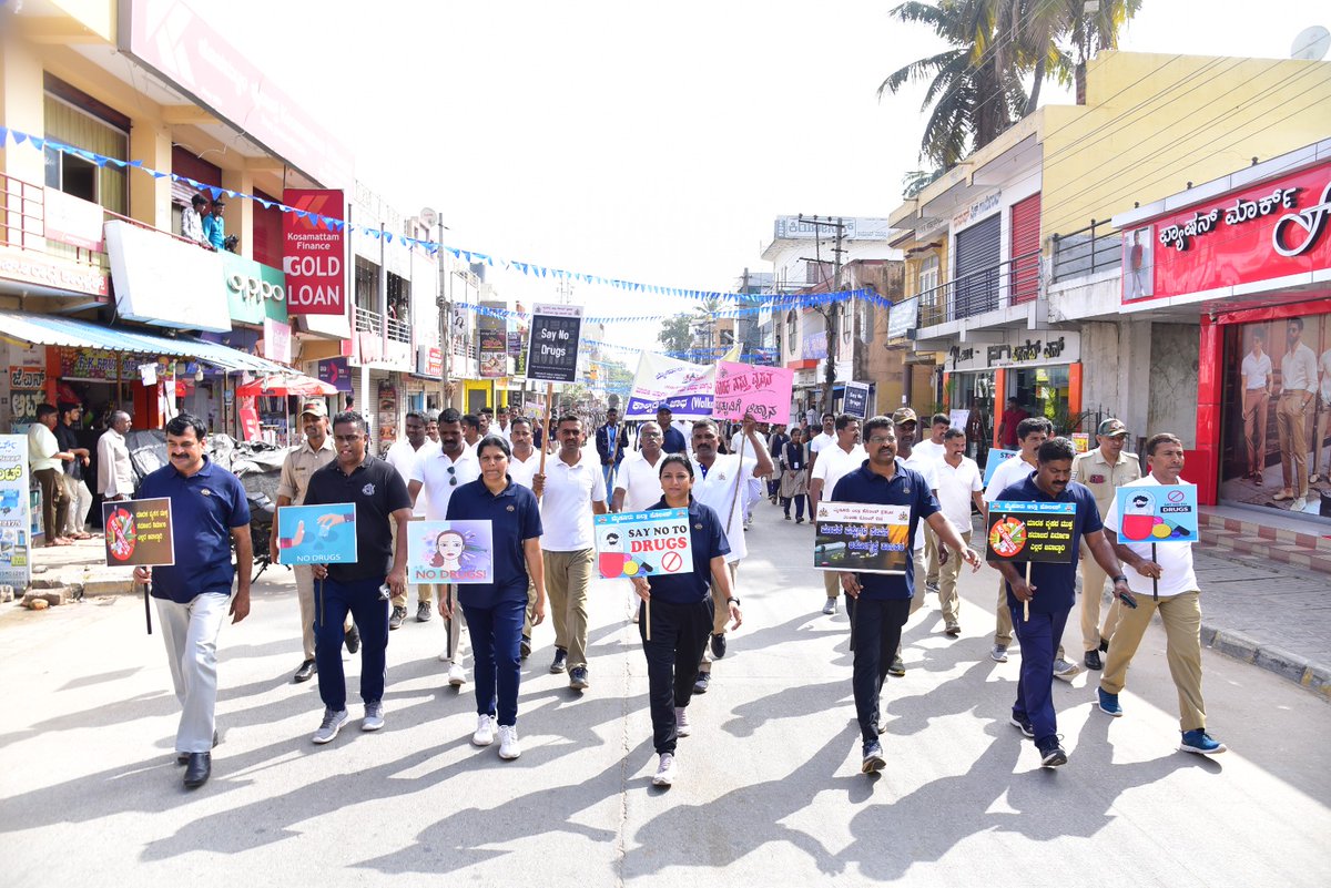 SPmysuru's tweet photo. ನಂಜನಗೂಡು ಪಟ್ಟಣದಲ್ಲಿ ನೆಡೆದ ಜಾಗೃತಿ ಅಭಿಯಾನದಲ್ಲಿ ಪೊಲೀಸ್ ಅಧಿಕಾರಿಗಳು /ಸಿಬ್ಬಂದಿಗಳು, ಸಾರ್ವಜನಿಕರು ಮತ್ತು ವಿದ್ಯಾರ್ಥಿಗಳು walk &amp; Run ಕಾರ್ಯಕ್ರಮ ಯಶಸ್ವಿಯಾಗಿ ನೆಡೆಸಿಕೊಟ್ಟರು. @DgpKarnataka @Rangepol_SR @KarnatakaCops @SPmysuru @AddlSPmysuru https://t.co/mmIIv2BOiu