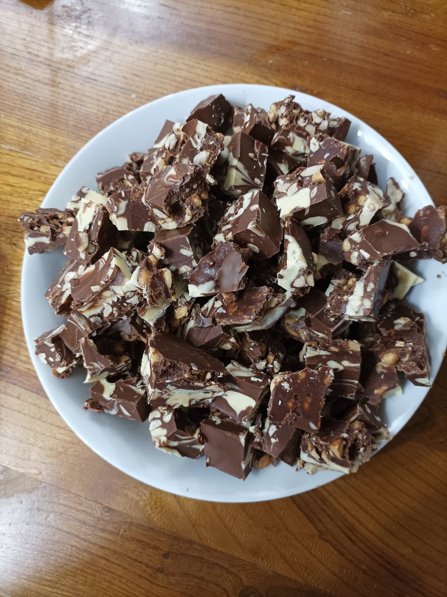 Pepsiglasss's tweet photo. Aujourd'hui, j'ai décidé de vous partager la recette des chocolats sans autre nom que "mais si tu sais les petits chocolats trop bon que tu fais vers Noël".
Pour toutes celles et ceux qui ont décidé de perdre du poids, il est encore tant de fuir ! Sinon ⬇️ https://t.co/FxKlVuXcrX