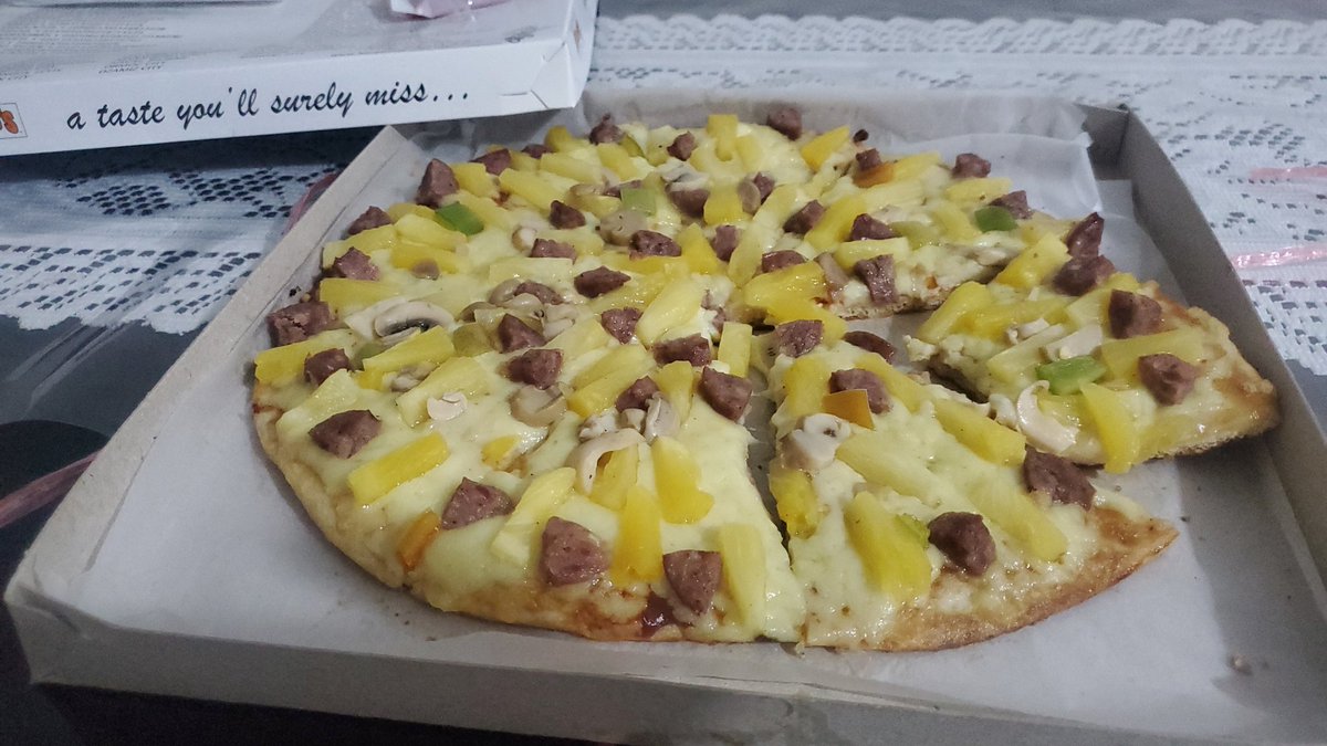 DegenApeDev's tweet photo. Does pineapple belong on pizza ?
#MoreFunInPh #AlbertosPizza https://t.co/qRSvZHrfMX