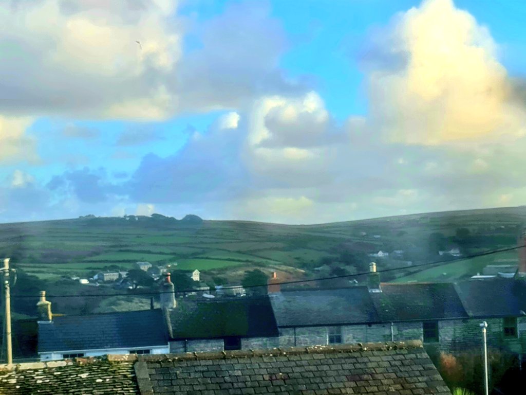 gnome_alice's tweet photo. Brightening a little. More colour than we've seen so far this year.
View from #StJustInPenwith Churchtown over #Tregeseal to #Kenython and #CarnKenidjack.
#Lannust
#Kernow https://t.co/g0fihTiFWy
