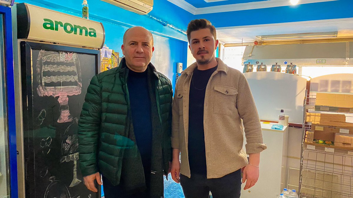 Pasajın nabzı, çay ocağında atar; bir fincan çay, bir ömre bedel muhabbetlere dönüşür.

#EdirnelilerNeİstiyorsa
#EdirneyeNeGerekiyorsa
#ElelegönülgönüleEdirne
#Edirneyedeğer