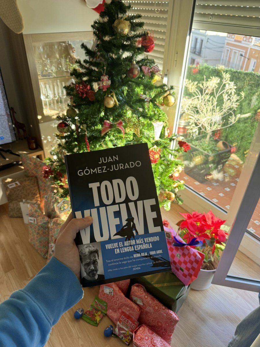 Los Reyes Magos tenían claro que no me podía quedar sin saber cómo seguían las aventuras de Aura… 👑🥳 <a href="/JuanGomezJurado/">Juan Gómez-Jurado</a> 📖