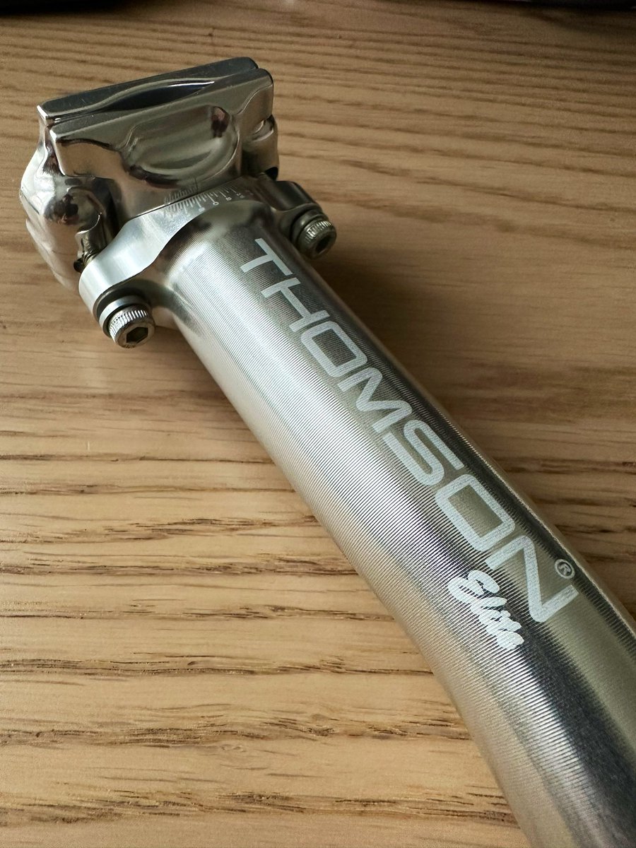 Piorridge's tweet photo. Je continue mon tuning de vélo avec cette beauté usiné dans un seul bloc d’alu 😍 https://t.co/fVEVZoX8jP