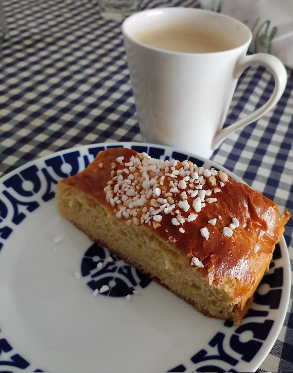 Siguiendo los consejos de <a href="/dinisss/">Fran Diaz Gallego 🇺🇦</a> , probé el roscón de Reyes de Berna, y he de reconocer que está buenísimo. Jugoso, sabroso y nada pesado.