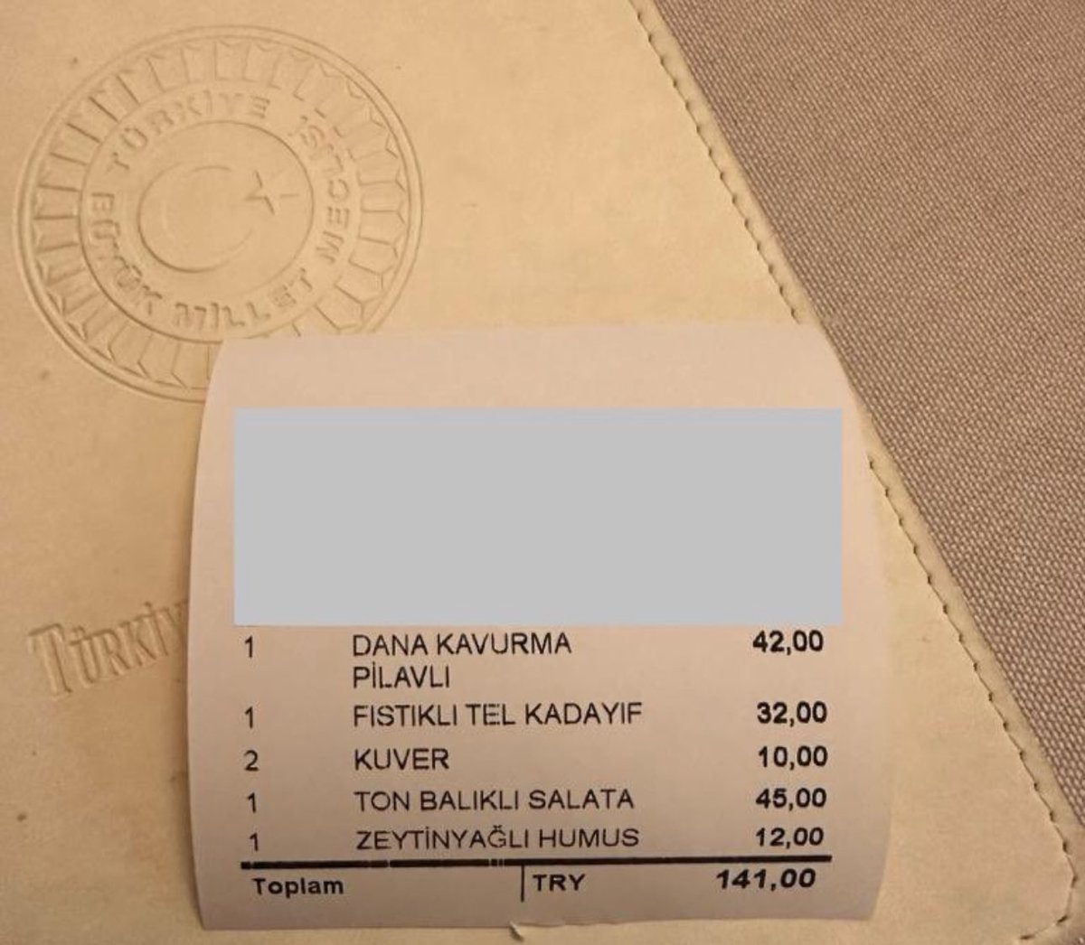 Garibanın çocuğu kantinde 42 liraya tost yiyemiyorken doğru düzgün bir işe yaramayan milletvekillerimiz 42 liraya dana kavurma yiyor. Ne diyelim? Haram olsun!!!