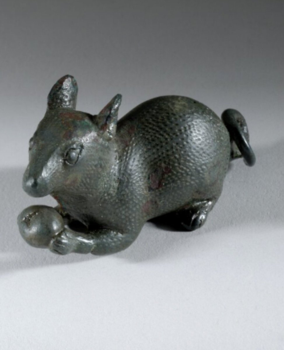 A small but charming #Roman bronze figurine of a dormouse holding a nut (height 2.7 cm). The edible dormouse was a delicacy in Roman times. It was considered a delicious dish of the rich and a symbol of prosperity. From Oberstimm, ca. 100 AD. 📷 Arch. Staatssammlung München