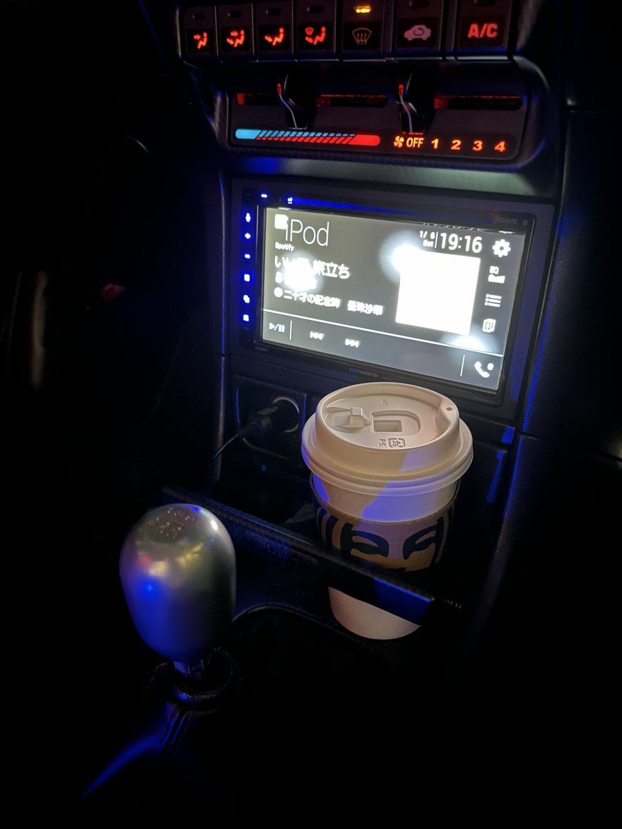 気付けば連休も残り明日のみ！
なので、夜のドライブに！
今日は豪華にスタバで乾杯😁