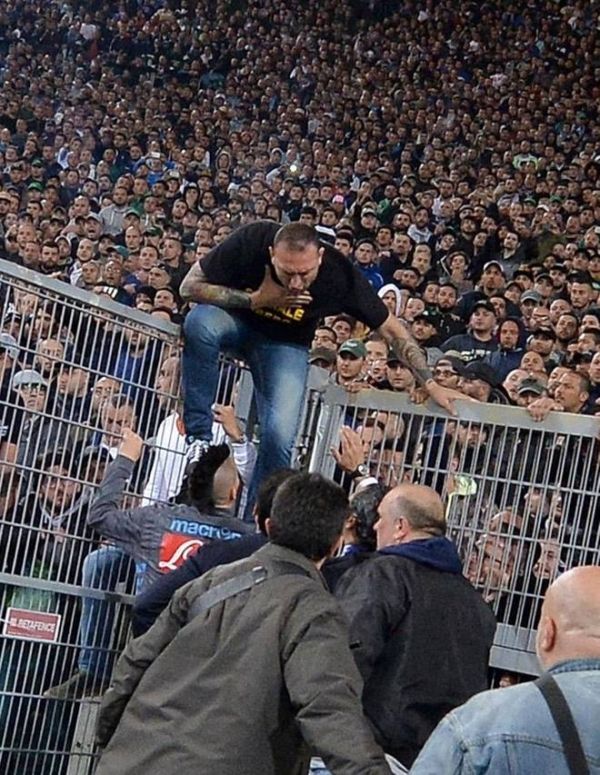 bpes7a's tweet photo. @bartekDDL @WiRtuoz1920 @Michallo24 a jest? śmieci, bezpańskie psy i bandyterka na ulicach. Poniżej fotka, jak Hamsik negocjuje z liderem ultrasów zgodę na rozpoczęcie meczu. Specyficzny klimat, ale czy wybitne miasto... https://t.co/i79QvJQ3qh