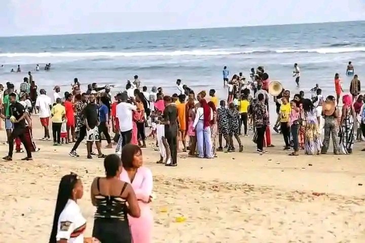This is Ikuru Atlantic Beach in Andoni LGA, Rivers State, one of the longest white sand beach in West Africa. In the Yuletide season people were there to have fun with their friends, family members and love ones during the Ikuru Beach Carnival.