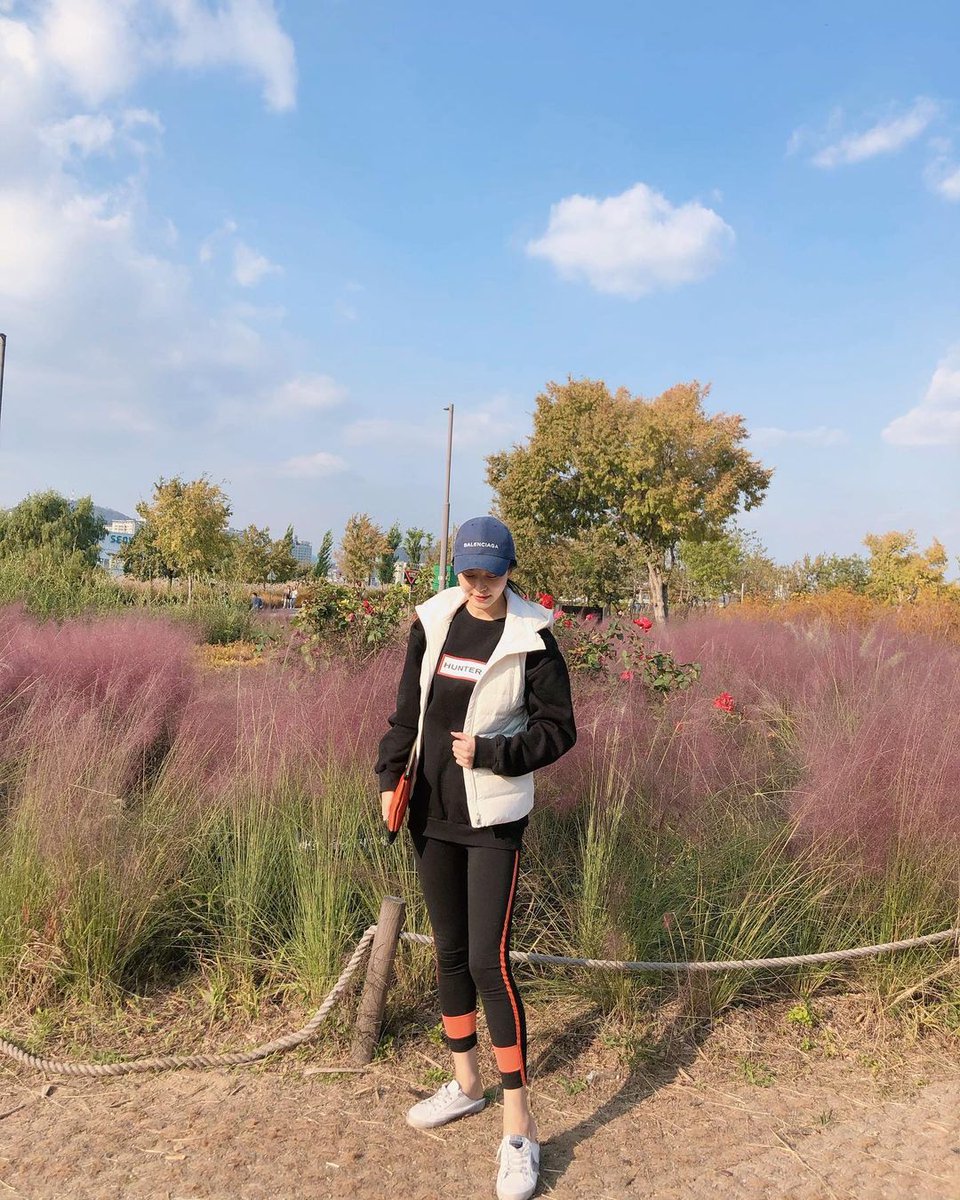 이 세상에서 부유한 사람은
상인이나 지주가 아니라
다른 사람의 고통을 해석하고
덜어줄 수 있는 사람이다.
#맛있는 음식 #로맨틱 러브 #그림 같은 #산책하기