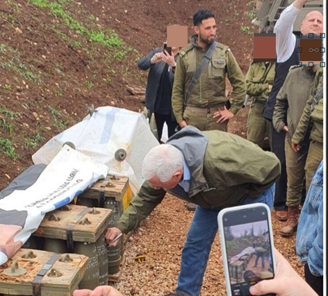 مايك بنس نائب الرئيس الأمريكي السابق ترامب يقوم بالتوقيع على أحد صواريخ المدفعية الإسرائيلية.
هم يستمتعون بالقتل والدمار ثم يرسلون إلينا جراءهم يحدثوننا عن حقوق الإنسان.